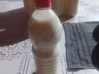 Домашний кисломолочный напиток в пластиковых бутылках с красной — фото 4