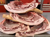 СВИНИНА

猪肉。家养猪肉，非常美味。每天都有新鲜猪肉供应。

现有以下部位：
	•	后腿肉
	•	前腿肉
	•	猪排和排骨
	•	五 — photo 1