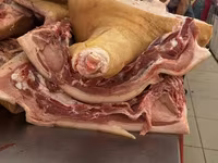 СВИНИНА

猪肉。家养猪肉，非常美味。每天都有新鲜猪肉供应。

现有以下部位：
	•	后腿肉
	•	前腿肉
	•	猪排和排骨
	•	五 — photo 5